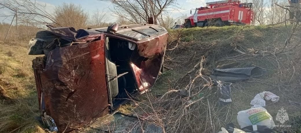 Пожарно-спасательные подразделения МЧС России приняли участие в ликвидации ДТП в Тоцком районе